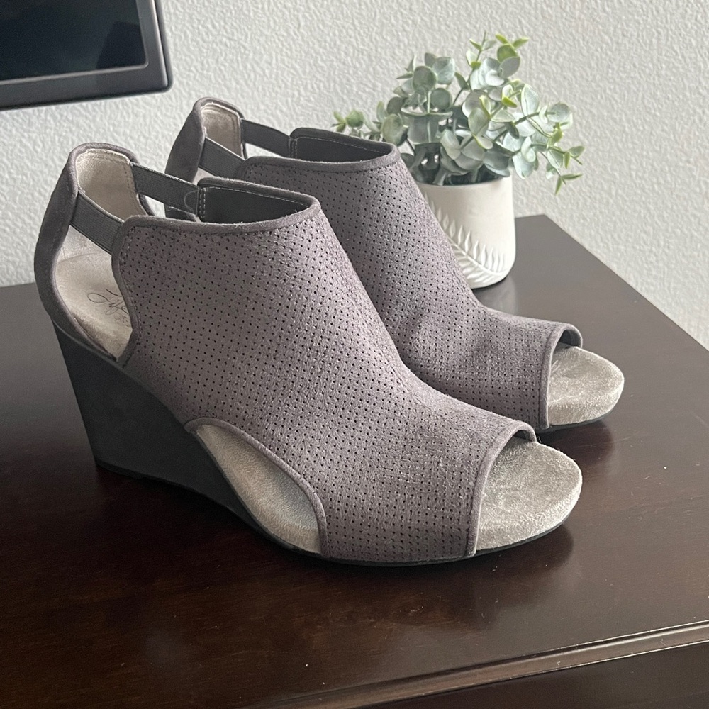 Life Stride Faux Suede Gray Wedge Sandals - Size 9